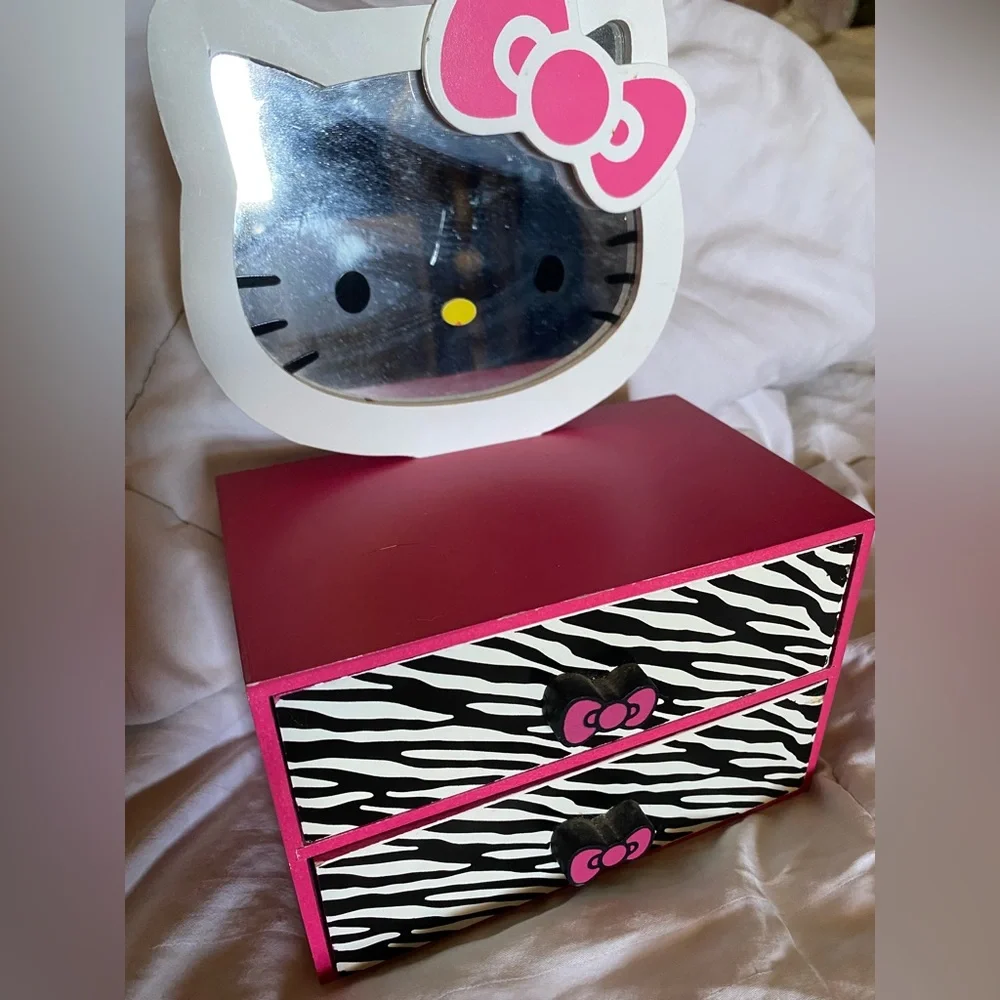 Hello Kitty Pink and Zebra Jewelry Box - Picture 2 of 12